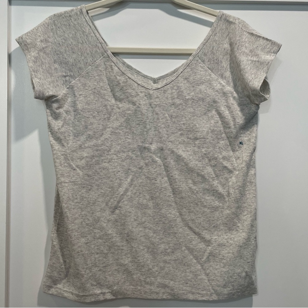 NWT American Eagle Gray, Vneck, Ribbed, Crop Top Shirt. Women’s size XL.